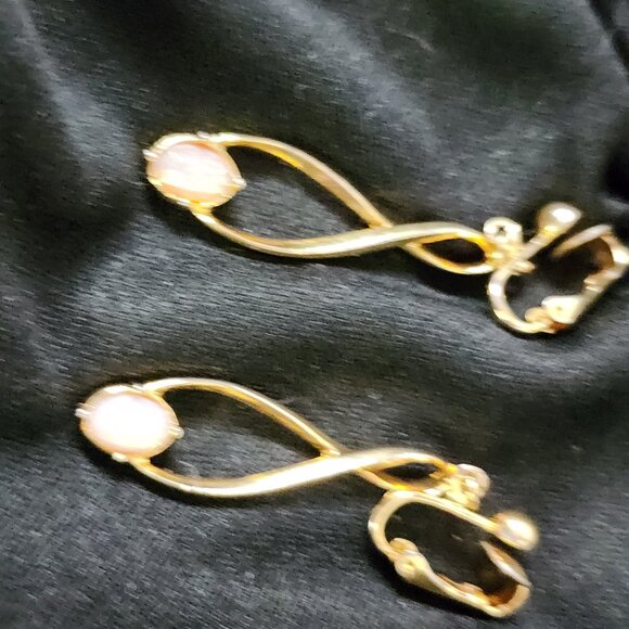 Avon Gold Tone Faux Opal Dangle Drop Figure Eight Vintage Magnet Clip On Earring - Picture 9 of 16